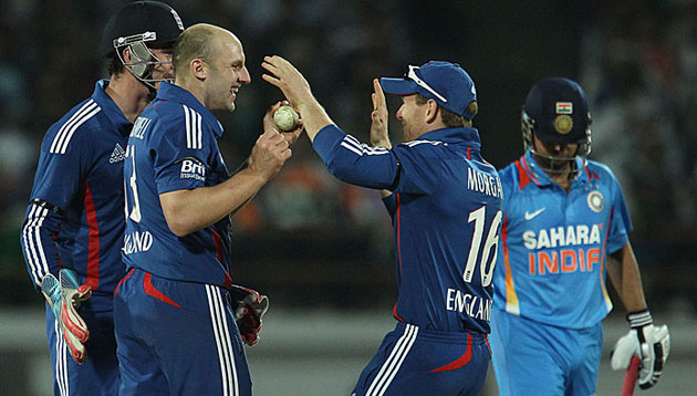 India`s woes continue as they lose by nine runs in 1st ODI, India vs England 2013, India v England 1st ODI as it happened
